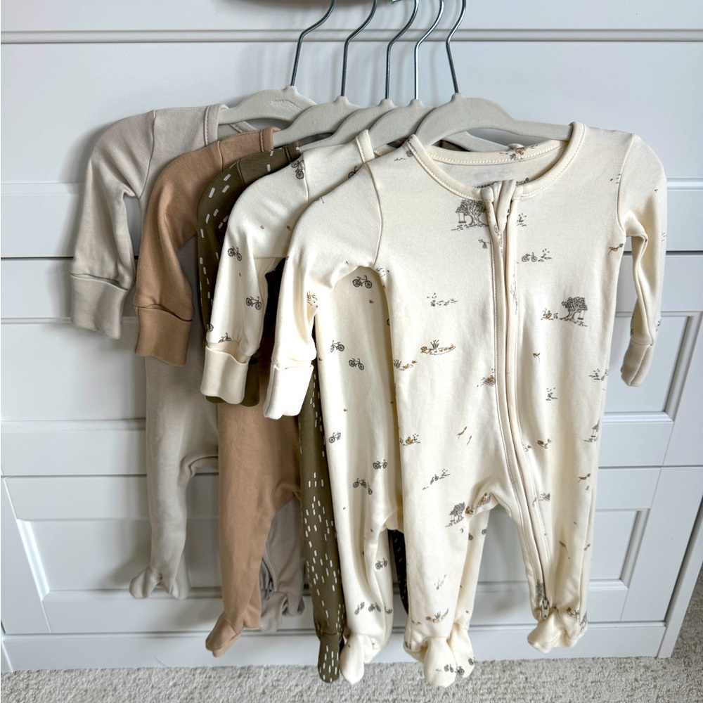 Baby zipper sleepers (0-3 mo)